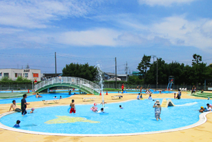 幼児プールには小型すべり台と噴水があります